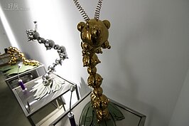 藝廊內不定時會展出新銳藝術家的作品。