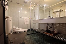 廁所不見得富麗堂皇，但是該有的設施卻一點都不會捨不得安裝，例如免治馬桶就是間間都有。