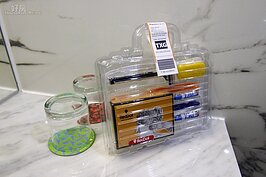走入浴室，隨附盥洗用品令人眼睛一亮。如同行李過X光機一樣，透明的迷你行李箱內裝著盥洗用品讓人愛不釋手。紅點卻更期望，旅客可以帶走這一小箱的盥洗用品迷你行李箱再重複利用，以符合環保。