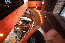 由上而下俯瞰溜滑梯。