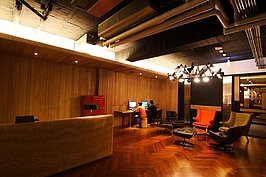 一般飯店商務中心大都是擺放幾台PC。紅點的商務中心卻花重本放了MAC電腦。