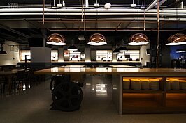 這是夜店的吧台？不是，這是紅點的餐廳。