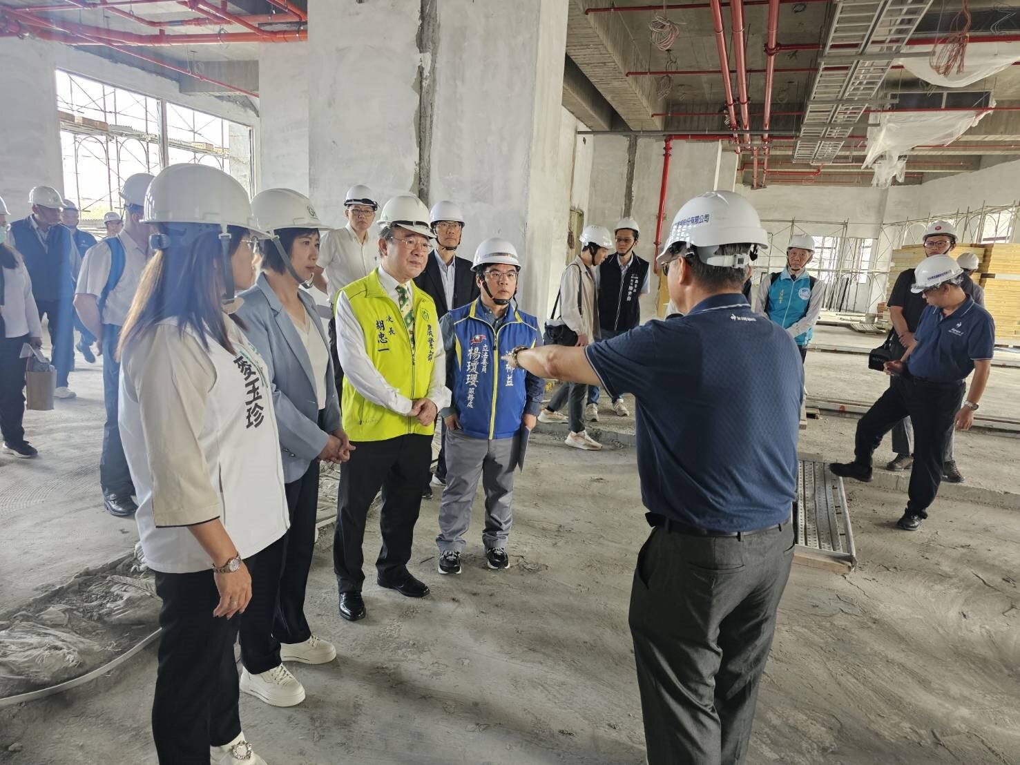 立法院經濟委員會今天到台中果菜批發市場視察建設,農業部次長胡忠一等人到場。記者游振昇/攝影