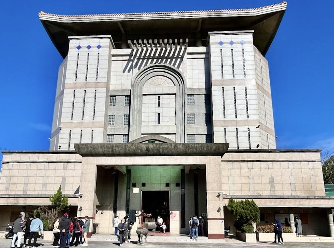 桃園市龍潭區龍潭公墓公園納骨塔目前園區塔位共有2萬6630個,已使用2萬2728個,約僅剩1.5成可使用。圖/翻攝自Google Map