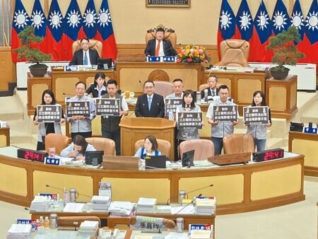 新北市議會3日市政總質詢,民進黨議員針對公立動物醫院與殯葬問題、寵物長照及動物保險等議題質詢市長侯友宜(二排左四)。(張鎧乙攝)