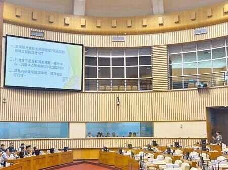 
屏東縣議員梁育慈3日業務質詢時提及「社會住宅」議題，她認為縣府應研議保留青年宅、婚育宅的可能性，且為減輕民眾負擔應提供基本家具。（謝佳潾攝）
