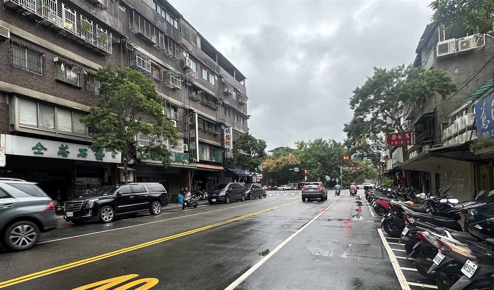 記者直擊北市懷愛館周邊臥龍街一帶,不少禮儀公司在當地營業,許多禮儀公司車輛進進出出,居民反映影響生活品質。記者洪子凱/攝影