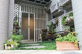 日本學藝十年，並成為日本花藝最高學院池坊中央研修學院教授的張滋佳老師，現在在新北市八里區推廣簡單花藝與綠色生活。家門口就是她的創意小花園。