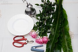 一成不變的客廳看久了就會膩，這時候不妨發揮創意，讓客廳有著不一樣的氛圍。張滋佳老師親自示範，使用材料隨手可得，包括剪刀、釘書機、盤子。花材部分不用找最漂亮最貴的，幾朵玫瑰花與幾片山蘇葉就可以。