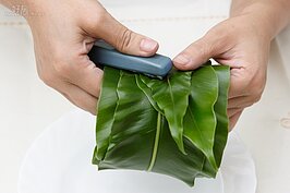 卷好的山蘇葉用釘書機釘起來，注意釘書針不要露出太多。