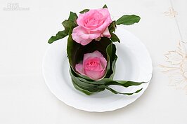 第二朵玫瑰花可以剪短一點，放入山蘇卷中央，這樣可讓玫瑰花有著高低層次感。