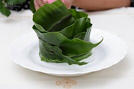 山蘇卷放置在盤子裡的樣子。