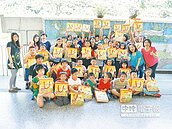 吉輔公司送月餅　偏鄉孩子好開心