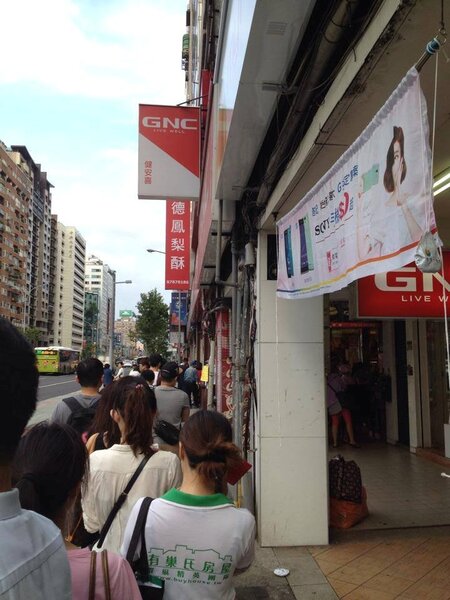 台北市知名的鳳梨酥店的排隊人潮總是源源不絕。（好房網News記者賴琬琳／攝）