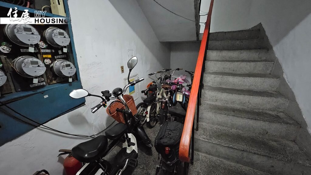 公共樓梯間遭堆放雜物占用,與公共用途相違,疑涉違反公寓大廈管理條例。圖/朱福山