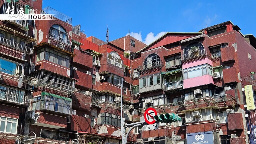 大樓磁磚剝落,一旦砸傷路人,可能面臨刑責問題。圖/朱福山