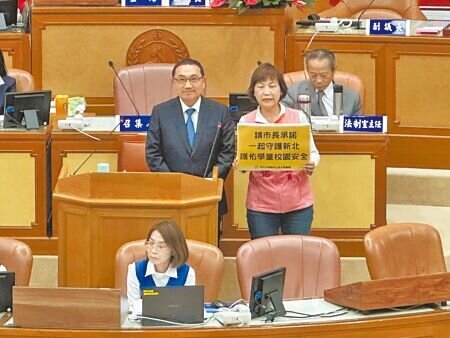 民進黨議員石一佑(二排右)4日市政總質詢關注「新北小巨蛋」招商進度。新北市長侯友宜(二排左)說,預計12月第3度招標。(高鈞麟攝)