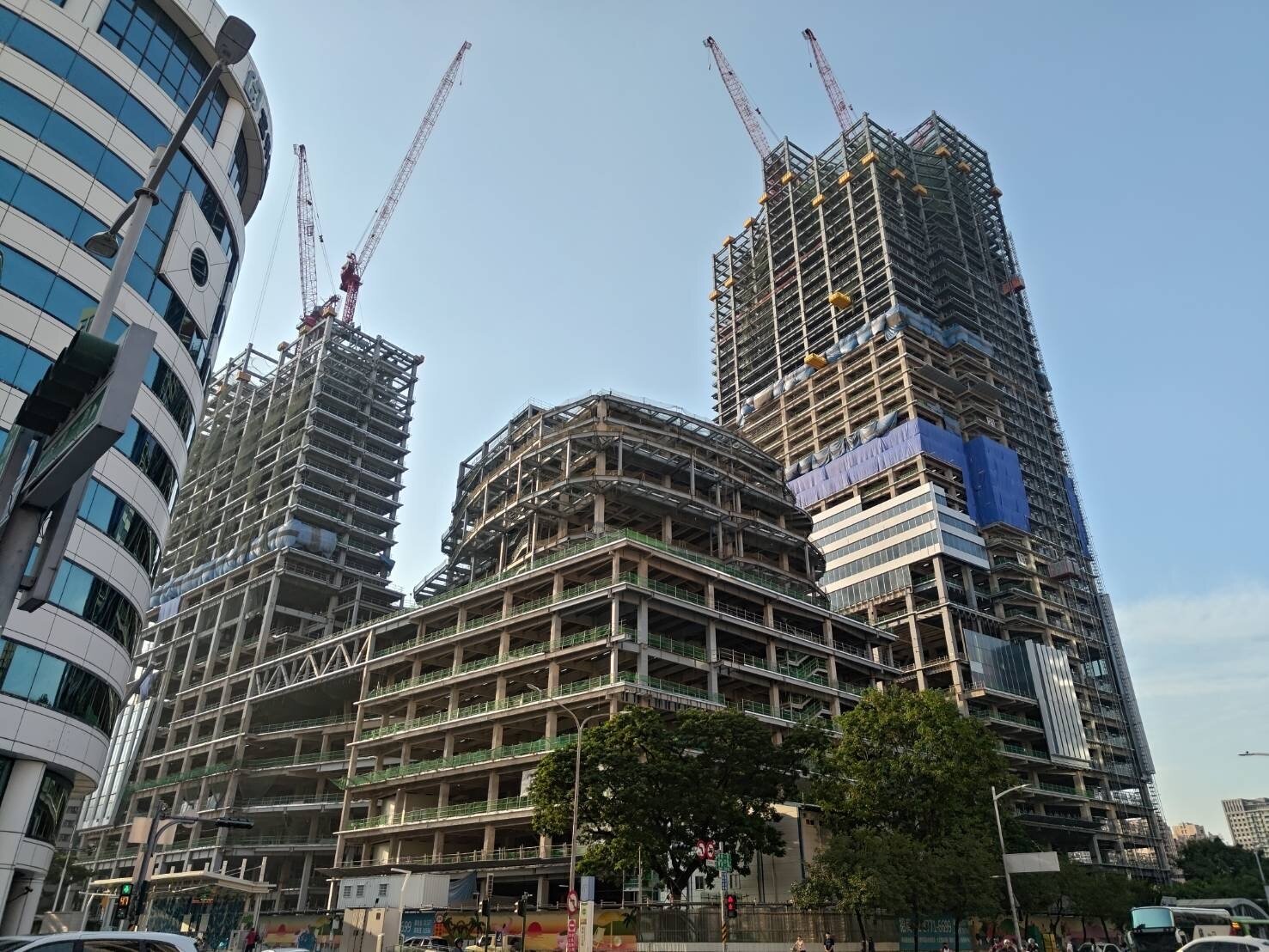 高雄市大順一路與博愛二路口,計畫興建47樓高的凹仔底大樓工地發生工人墜落安全網死亡事故,勞檢處要求出事區域停止作業、配合調查。記者徐白櫻/攝影