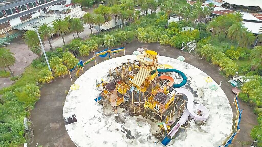 「八仙樂園」自民國104年塵爆意外封園至今整整10年,園區仍荒煙蔓草、設施殘破。圖/讀者提供