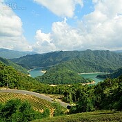 原本深藏於群山之間的石碇「千島湖」，因擁有青山綠水，空氣新鮮且景觀優美，近年來聲名大噪，假日總是擠滿了慕名而來的遊客。