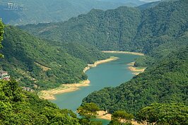 千島湖位於北勢溪與翡翠水庫上游，因水源區的關係，因此甚少有污染，成為北台灣少見青山綠水的美麗風景地。