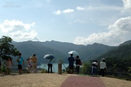 附近茶農貼心的空出一塊制高點平台讓遊客拍照賞景。