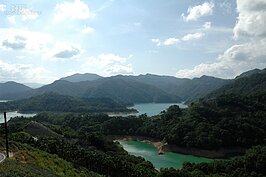 逆光的千島湖，水波粼粼十分的美麗。