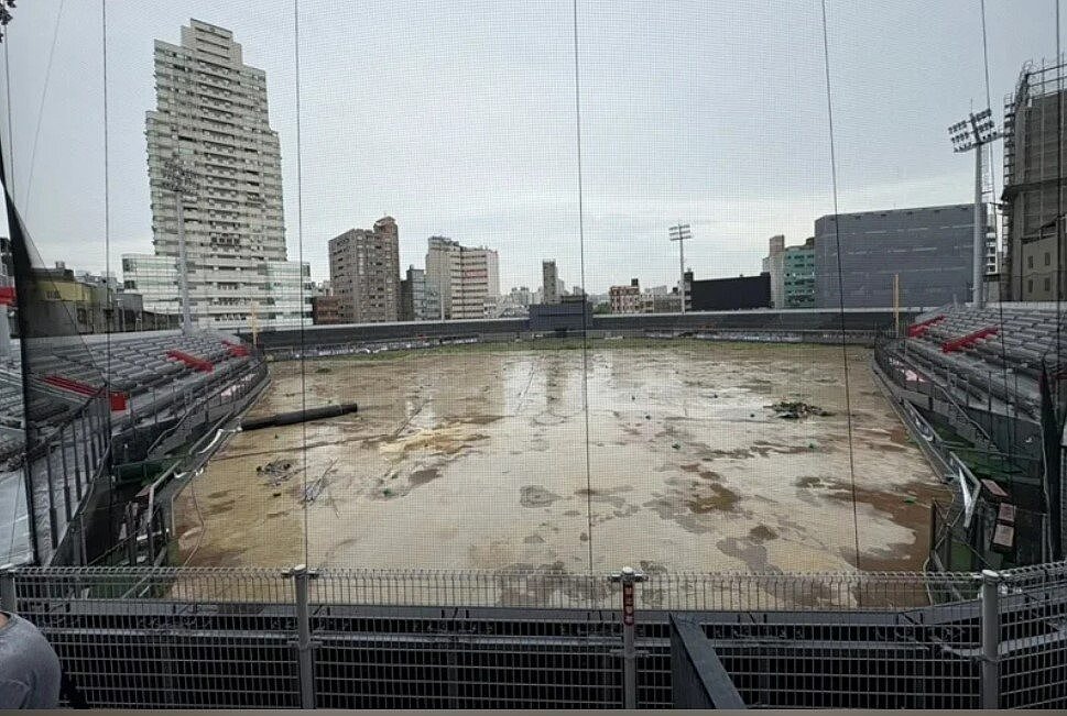 新竹棒球場2022年短暫開幕後，因品質瑕疵造成職棒球員受傷，地底還挖出廢棄物，已封場3年。圖／聯合報系資料照片
