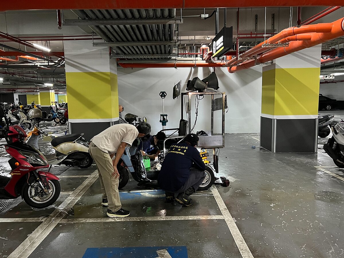 台中公園一期社會住宅停放在地下室的機車10日凌晨發生火警,火調人員調查起火原因。圖/台中市府提供