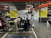 台中社宅地下室機車突冒火花起火　起火原因調查中