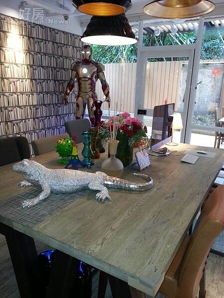 2.不喜歡制式的佈置,餐桌的燈三盞都不同,桌上的飾品也很吸睛。