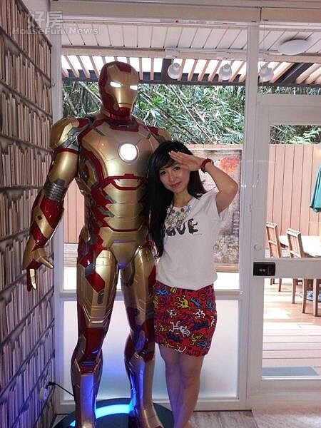 3.牆角擺著一尊鋼鐵人,是全台限量第83個,旁邊的書牆後方其實間廁所。