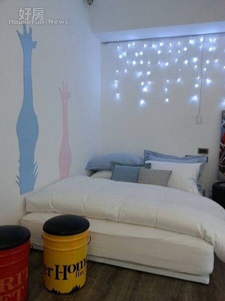 10.兒子的房間很大,牆上還掛了一大串LED燈裝飾。