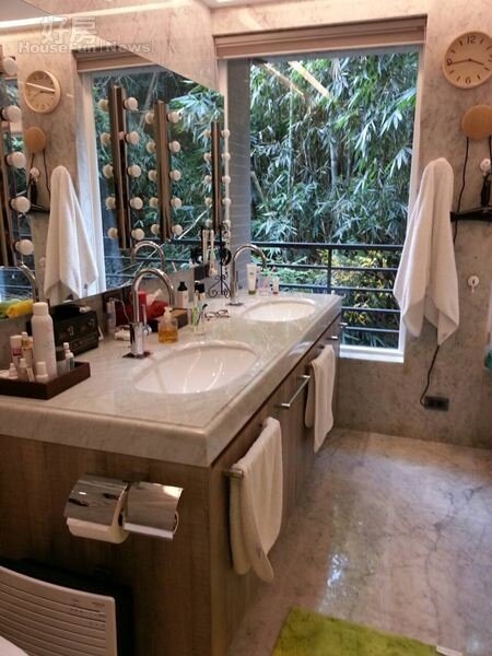 
6.浴室洗手檯與鏡子特別設計兩個，方便夫妻一起使用。