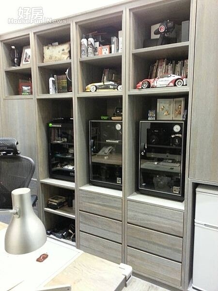 8.老公的書房,收納櫃放著心愛的相機,並使用防潮箱。