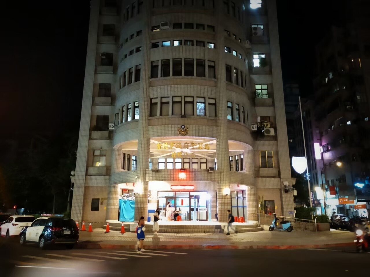 轄區北投分局警方獲報介入，一早已通報北市府公園路燈管理處協處。記者李隆揆／攝影 