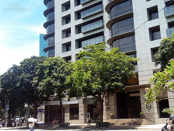 
3圓弧形陽台造型很有時尚感。