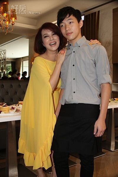 
7兒子在咖啡店開幕當天現身幫忙，讓葉璦菱（左）很開心。（圖／MIA Cafe）