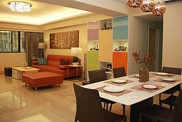 客廳的壁畫為許仲江最近掛上的，他認為以樹林飛鳥的主題很有家的感覺，沙發、功能櫃等傢俱則故意挑選較繽紛的活潑色點綴。