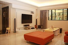 白色系電視牆搭配環繞喇叭，一旁的採光相當好。 