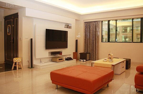 
3.白色系電視牆搭配環繞喇叭，一旁的採光相當好。 