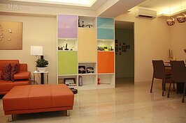 許仲江將原本客廳與餐廳間的巨型壁櫃打掉，並在後方通往三間主臥室的空間加了隔間板形成一個內玄關。