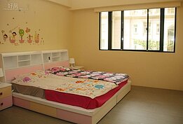 許仲江把雙主臥其中一間規劃為小孩房，佈置相當溫馨。 
