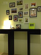 牆邊的櫃子，是許仲江家的新家具，可放盞小燈