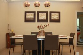 餐廳區擺上一張厚沉、長度可靈活調整的大理石餐桌，上方三盞玫瑰金吊燈也極具風格。 