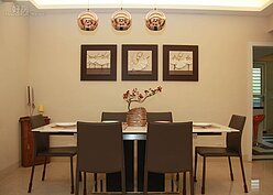 餐廳區擺上一張厚沉、長度可靈活調整的大理石餐桌，上方三盞玫瑰金吊燈也極具風格。 