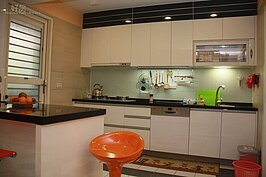 許仲江將原本廚房隔壁的臥房打掉改建成超大廚房，也有足夠空間規劃中島吧台。