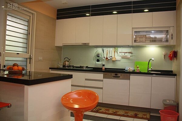 
6.許仲江將原本廚房隔壁的臥房打掉改建成超大廚房，也有足夠空間規劃中島吧台。