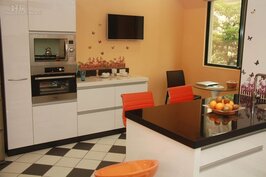 廚房備有微波烤箱、蒸爐、洗碗機等設備，溫馨的蜜桃色牆面則可增進食慾。