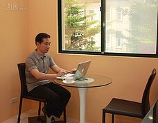 廚房甚至有足夠空間在窗邊擺進一張圓桌，許仲江平時也會在這裡悠閒上網，且窗外View也很不錯。